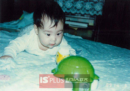 Ngay từ khi mới biết lẫy, Kim Bum đã rất đẹp trai với mái tóc mượt mà và đôi mắt rất sáng.(Ảnh: DT) Xem thêm:Mỹ nam Lee Min Ho: hotboy từ thủa trong nôi