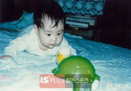 Ngay từ khi mới biết lẫy, Kim Bum đã rất đẹp trai với mái tóc mượt mà và đôi mắt rất sáng.(Ảnh: DT) Xem thêm:Mỹ nam Lee Min Ho: hotboy từ thủa trong nôi