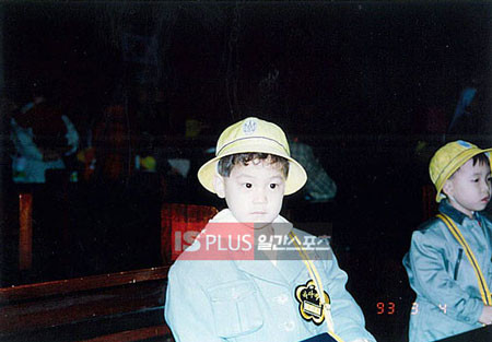 Khi mới bắt đầu đến với lớp vỡ lòng, phong cách của anh chàng điển trai này chưa có gì nổi bật so với các bạn cùng trang lứa.(Ảnh: DT) Xem thêm:Mỹ nam Lee Min Ho: hotboy từ thủa trong nôi