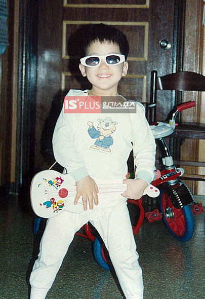 "Độ" sành điệu của Kim Bum thể hiện qua "gu" thời trang đậm chất rock.(Ảnh: DT) Xem thêm:Mỹ nam Lee Min Ho: hotboy từ thủa trong nôi