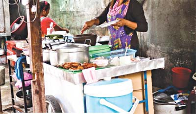 Thức ăn đường phố rất dễ bị nhiễm khuẩn, gây ngộ độc Thức ăn đường phố rất dễ bị nhiễm khuẩn, gây ngộ độc