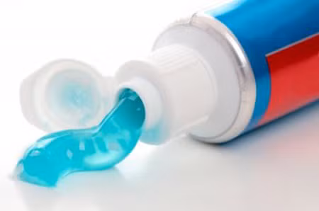 Kem đánh răng: Nhiều người khi bị bỏng bôi kem đánh răng lên vết thương. Họ quan niệm kem đánh răng sẽ làm dịu vết thương. Song, thực chất kem đánh răng có chất kiềm nhẹ, khi bôi lên vết bỏng sẽ làm tăng đau đớn. Xem thêm:26 loại thực phẩm giúp bạn ‘thanh lọc’ cơ thể Kem đánh răng: Nhiều người khi bị bỏng bôi kem đánh răng lên vết thương. Họ quan niệm kem đánh răng sẽ làm dịu vết thương. Song, thực chất kem đánh răng có chất kiềm nhẹ, khi bôi lên vết bỏng sẽ làm tăng đau đớn. Xem thêm:26 loại thực phẩm giúp bạn ‘thanh lọc’ cơ thể