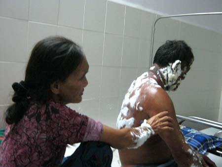 Vết bỏng độ 3: Đây là vết bỏng nghiêm trọng nhất rồi đây. Phần da bỏng có thể bị đen hoặc lại trắng bệch ra rất đáng sợ. Với vết bỏng độ này thì cần tức tốc đến bệnh viên ngay để xử lý vì nếu chậm trễ sẽ có thể dẫn đến tình trạng nhiễm trùng hết sức nguy hiểm. Xem thêm:26 loại thực phẩm giúp bạn ‘thanh lọc’ cơ thể Vết bỏng độ 3: Đây là vết bỏng nghiêm trọng nhất rồi đây. Phần da bỏng có thể bị đen hoặc lại trắng bệch ra rất đáng sợ. Với vết bỏng độ này thì cần tức tốc đến bệnh viên ngay để xử lý vì nếu chậm trễ sẽ có thể dẫn đến tình trạng nhiễm trùng hết sức nguy hiểm. Xem thêm:26 loại thực phẩm giúp bạn ‘thanh lọc’ cơ thể