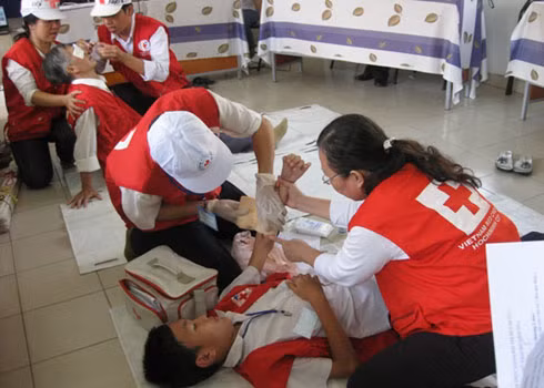 Theo bác sĩ, khi bị bỏng cần được xử lý ngay lập tức, tốt nhất là trong 15 phút đầu. Nếu để muộn, tổn thương càng sâu thì việc điều trị càng mất nhiều thời gian, phức tạp và để lại di chứng, sẹo xấu. Xem thêm:26 loại thực phẩm giúp bạn ‘thanh lọc’ cơ thể Theo bác sĩ, khi bị bỏng cần được xử lý ngay lập tức, tốt nhất là trong 15 phút đầu. Nếu để muộn, tổn thương càng sâu thì việc điều trị càng mất nhiều thời gian, phức tạp và để lại di chứng, sẹo xấu. Xem thêm:26 loại thực phẩm giúp bạn ‘thanh lọc’ cơ thể