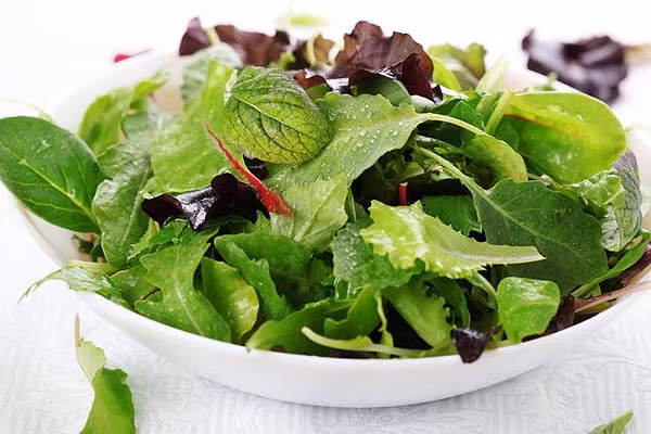 2. Salad rau trộn dầu ô liu: Rau luôn là món ăn được các bác sĩ khuyến cáo nên dùng. Món salad rau trộn với dầu ô liu giúp đẹp da, tránh lão hóa, giảm mỡ và cholesterol trong máu. Xem thêm: Đẩy lùi nguy cơ mập ú với biện pháp "kìm hãm" sự thèm ăn