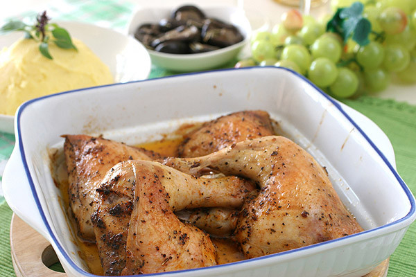 4. Gà hầm rau và đậu: Món gà hầm rau và đậu không hề béo như bạn tưởng mà cung cấp rất nhiều chất sắt, vitamin và chất khoáng, làm tăng sức đề kháng, đồng thời là một món ăn ngon miệng và đẹp mắt! Xem thêm: Đẩy lùi nguy cơ mập ú với biện pháp "kìm hãm" sự thèm ăn