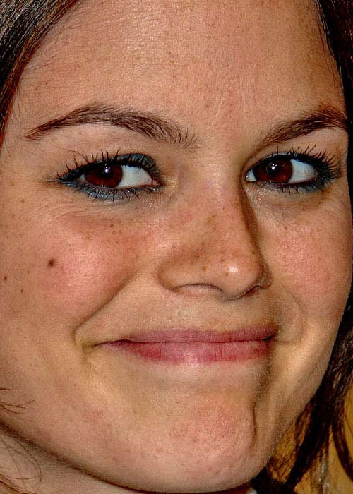 Rachel Bilson khi không trang điểm có thể nhìn rõ từng nốt tàn nhang trên khuân mặt Xem thêm:Cận cảnh: mặc mộc xinh xắn của Katy Perry Rachel Bilson khi không trang điểm có thể nhìn rõ từng nốt tàn nhang trên khuân mặt Xem thêm:Cận cảnh: mặc mộc xinh xắn của Katy Perry