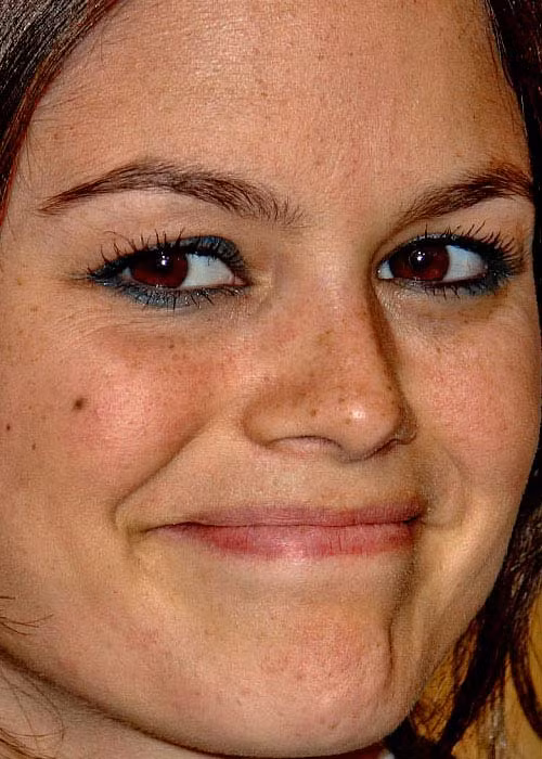 Rachel Bilson khi không trang điểm có thể nhìn rõ từng nốt tàn nhang trên khuân mặt Xem thêm:Cận cảnh: mặc mộc xinh xắn của Katy Perry