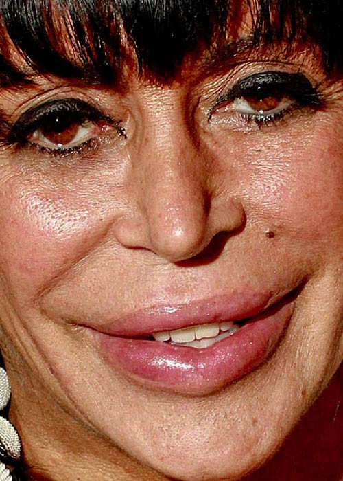 Angela Raiola khi nhìn cận cảnh có thể thấy từng lỗ chân lông và nốt ruồi ở trên gương mặt Xem thêm:Cận cảnh: mặc mộc xinh xắn của Katy Perry Angela Raiola khi nhìn cận cảnh có thể thấy từng lỗ chân lông và nốt ruồi ở trên gương mặt Xem thêm:Cận cảnh: mặc mộc xinh xắn của Katy Perry