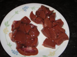 Gan dê: Kết hợp thịt lợn và gan dê cũng không phải là lựa chọn sáng suốt của các bà nội trợ. Gan dê có tác dụng bổ gan, sáng mắt, trị can phong hư nhiệt. Tuy nhiên, đây là loại thực phẩm có mùi gây, hoi, khi xào với thịt lợn sẽ khiến mùi vị món ăn càng khó chịu, kém hấp dẫn người dùng. Xem thêm: 26 loại thực phẩm giúp bạn ‘thanh lọc’ cơ thể Gan dê: Kết hợp thịt lợn và gan dê cũng không phải là lựa chọn sáng suốt của các bà nội trợ. Gan dê có tác dụng bổ gan, sáng mắt, trị can phong hư nhiệt. Tuy nhiên, đây là loại thực phẩm có mùi gây, hoi, khi xào với thịt lợn sẽ khiến mùi vị món ăn càng khó chịu, kém hấp dẫn người dùng. Xem thêm: 26 loại thực phẩm giúp bạn ‘thanh lọc’ cơ thể