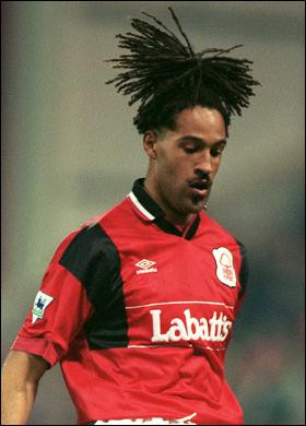 Khi nhìn mái tóc của Jason Lee, người ta sẽ nghĩ rằng cầu thủ này mang theo chiếc "chổi lau nhà" mỗi khi ra sân.(Ảnh:BB) Xem thêm:David Beckham: cầu thủ sành điệu nhất ngoài sân cỏ Khi nhìn mái tóc của Jason Lee, người ta sẽ nghĩ rằng cầu thủ này mang theo chiếc "chổi lau nhà" mỗi khi ra sân.(Ảnh:BB) Xem thêm:David Beckham: cầu thủ sành điệu nhất ngoài sân cỏ