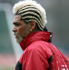 Hậu vệ người Bồ Đào Nha Abel Xavier và mốt tóc "bờm ngựa". (Ảnh: HB) Xem thêm:David Beckham: cầu thủ sành điệu nhất ngoài sân cỏ Hậu vệ người Bồ Đào Nha Abel Xavier và mốt tóc "bờm ngựa". (Ảnh: HB) Xem thêm:David Beckham: cầu thủ sành điệu nhất ngoài sân cỏ