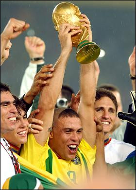 Ronaldo muốn quay trở lại thời "ba chỏm"? (Ảnh: NS) Xem thêm:David Beckham: cầu thủ sành điệu nhất ngoài sân cỏ Ronaldo muốn quay trở lại thời "ba chỏm"? (Ảnh: NS) Xem thêm:David Beckham: cầu thủ sành điệu nhất ngoài sân cỏ