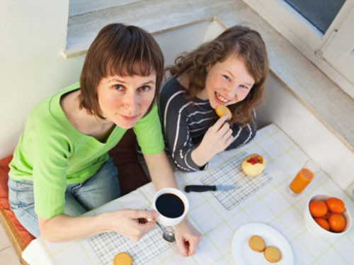 Chớ nên vừa ăn vừa uống - Ảnh: Shutterstock