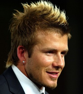 Beckham khi để kiểu tóc ... mào gà trông rất mạnh mẽ và nam tính.(Ảnh:BB) Xem thêm:Khám phá 10 quy tắc vàng trong làm đẹp của Victoria Beckham Beckham khi để kiểu tóc ... mào gà trông rất mạnh mẽ và nam tính.(Ảnh:BB) Xem thêm:Khám phá 10 quy tắc vàng trong làm đẹp của Victoria Beckham
