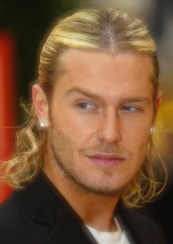 Còn khi Beckham để mái tóc dài, "bổ" ngôi giữa thì trông anh lại rất lãng tử.(Ảnh:EV) Xem thêm:Khám phá 10 quy tắc vàng trong làm đẹp của Victoria Beckham Còn khi Beckham để mái tóc dài, "bổ" ngôi giữa thì trông anh lại rất lãng tử.(Ảnh:EV) Xem thêm:Khám phá 10 quy tắc vàng trong làm đẹp của Victoria Beckham