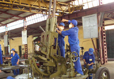 Bảo dưỡng pháo tại Kho K816 (Cục Quân khí, Tổng cục Kỹ thuật). Ảnh: Phương Hiền.