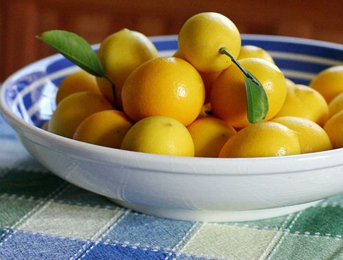 Lưu ý: Nếu bị chứng ợ nóng hay mắc các bệnh về thận, túi mật hoặc dị ứng với trái cây thuộc họ cam, hãy hỏi ý kiến bác sỹ trước khi uống nước chanh hoặc thực hiện các liệu pháp nói trên. Để bảo vệ men răng, đợi ít nhất nửa tiếng sau khi dùng chanh mới được đánh răng. Nước chanh, tinh dầu chanh không phù hợp với trẻ dưới 10 tuổi. Tuy chanh có thể giúp bạn chữa khá nhiều bệnh tại nhà như vậy. Nhưng nếu bệnh trầm trọng, luôn luôn phải hỏi ý kiến bác sỹ để đảm bảo an toàn. Xem thêm:Những điều đấng mày râu cần biết khi tập thể hình Lưu ý: Nếu bị chứng ợ nóng hay mắc các bệnh về thận, túi mật hoặc dị ứng với trái cây thuộc họ cam, hãy hỏi ý kiến bác sỹ trước khi uống nước chanh hoặc thực hiện các liệu pháp nói trên. Để bảo vệ men răng, đợi ít nhất nửa tiếng sau khi dùng chanh mới được đánh răng. Nước chanh, tinh dầu chanh không phù hợp với trẻ dưới 10 tuổi. Tuy chanh có thể giúp bạn chữa khá nhiều bệnh tại nhà như vậy. Nhưng nếu bệnh trầm trọng, luôn luôn phải hỏi ý kiến bác sỹ để đảm bảo an toàn. Xem thêm:Những điều đấng mày râu cần biết khi tập thể hình