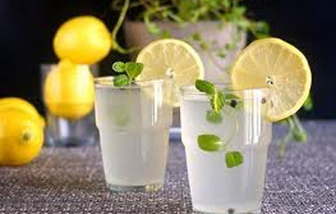 Để bớt đau họng, hãy pha 1 quả chanh, 1 thìa cà phê muối vào 1 cốc nước ấm (250ml), dùng để súc họng: mỗi ngày 3 lần, mỗi lần 1 phút. Nếu bạn bị viêm amidan, cứ 2 tiếng lại súc họng với nước chanh tươi một lần trong vòng 30 giây. Hơi ngửa đầu ra sau để nước chanh chảy đều trong họng. Sau đó bạn có thể nuốt luôn nước chanh, tận dụng vitamin C tăng cường sức đề khán. Xem thêm:Những điều đấng mày râu cần biết khi tập thể hình Để bớt đau họng, hãy pha 1 quả chanh, 1 thìa cà phê muối vào 1 cốc nước ấm (250ml), dùng để súc họng: mỗi ngày 3 lần, mỗi lần 1 phút. Nếu bạn bị viêm amidan, cứ 2 tiếng lại súc họng với nước chanh tươi một lần trong vòng 30 giây. Hơi ngửa đầu ra sau để nước chanh chảy đều trong họng. Sau đó bạn có thể nuốt luôn nước chanh, tận dụng vitamin C tăng cường sức đề khán. Xem thêm:Những điều đấng mày râu cần biết khi tập thể hình