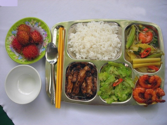 Chỉ ăn một nửa phần thức ăn khi ăn ngoài: Đôi khi bạn đi ăn ngoài hàng và một suất thức ăn của họ thật khổng lồ có thể đủ cho 2 hay 3 người ăn một lúc. Vì vậy hãy yêu cầu nhân viên phục vụ gói một nửa -suất ăn cho bạn mang về và bạn sẽ không phải cố ăn quá nhiều. Phần thức ăn còn lại có thể dùng cho bữa tiếp theo. Xem thêm: Móng tay... nói lên bệnh tật: tim, gan, phổi Chỉ ăn một nửa phần thức ăn khi ăn ngoài: Đôi khi bạn đi ăn ngoài hàng và một suất thức ăn của họ thật khổng lồ có thể đủ cho 2 hay 3 người ăn một lúc. Vì vậy hãy yêu cầu nhân viên phục vụ gói một nửa -suất ăn cho bạn mang về và bạn sẽ không phải cố ăn quá nhiều. Phần thức ăn còn lại có thể dùng cho bữa tiếp theo. Xem thêm: Móng tay... nói lên bệnh tật: tim, gan, phổi