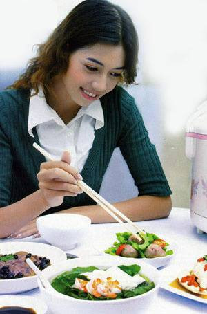 Bỏ đũa xuống mỗi khi nhai: Dạ dày của bạn phải mất một thời gian mới đưa ra tín hiệu rằng bạn đã no vì vậy, có một mẹo nhỏ rằng bạn nên đặt đũa xuống mỗi khi nhai cho đến khi đã nhai hết thức ăn. Thức ăn sẽ được tiêu hóa tốt hơn ở dạ dày và thông báo cho não bộ biết rằng bạn đã no. Xem thêm: Móng tay... nói lên bệnh tật: tim, gan, phổi Bỏ đũa xuống mỗi khi nhai: Dạ dày của bạn phải mất một thời gian mới đưa ra tín hiệu rằng bạn đã no vì vậy, có một mẹo nhỏ rằng bạn nên đặt đũa xuống mỗi khi nhai cho đến khi đã nhai hết thức ăn. Thức ăn sẽ được tiêu hóa tốt hơn ở dạ dày và thông báo cho não bộ biết rằng bạn đã no. Xem thêm: Móng tay... nói lên bệnh tật: tim, gan, phổi