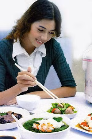 Bỏ đũa xuống mỗi khi nhai: Dạ dày của bạn phải mất một thời gian mới đưa ra tín hiệu rằng bạn đã no vì vậy, có một mẹo nhỏ rằng bạn nên đặt đũa xuống mỗi khi nhai cho đến khi đã nhai hết thức ăn. Thức ăn sẽ được tiêu hóa tốt hơn ở dạ dày và thông báo cho não bộ biết rằng bạn đã no. Xem thêm: Móng tay... nói lên bệnh tật: tim, gan, phổi