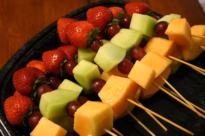 Chia sẻ món tráng miệng: Đôi khi thật khó từ chối món tráng miệng hấp dẫn nhưng thay vì ăn trọn cả miếng bánh chocolate 2 lớp tuyệt vời thì bạn hãy chia sẻ nó với người khác. Bạn chắc chắn không cần ăn cả miếng bánh đó vì nó nhiều hơn những gì cơ thể bạn thực sự cần. Xem thêm: Móng tay... nói lên bệnh tật: tim, gan, phổi