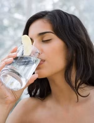 Uống nhiều nước: Đừng quên uống nước lọc, đặc biệt là trước bữa ăn. Chúng sẽ làm đầy dạ dày của bạn và mang lại cảm giác no khiến bạn không ăn quá nhiều. Xem thêm: Móng tay... nói lên bệnh tật: tim, gan, phổi