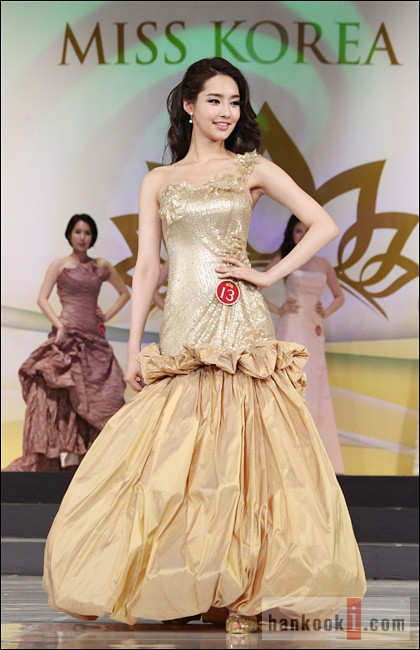 Cô đang là ứng cử viên rất sáng cho danh hiệu Hoa hậu Hàn Quốc lần thứ 54. Xem thêm:Biến hóa "đôi mắt ma lực" như Sao Hàn