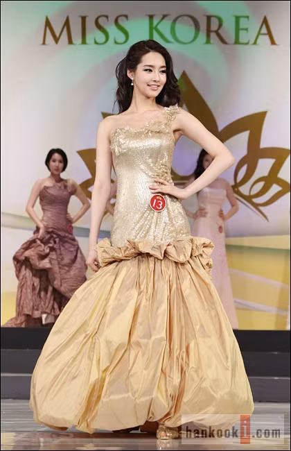 Cô đang là ứng cử viên rất sáng cho danh hiệu Hoa hậu Hàn Quốc lần thứ 54. Xem thêm:Biến hóa "đôi mắt ma lực" như Sao Hàn