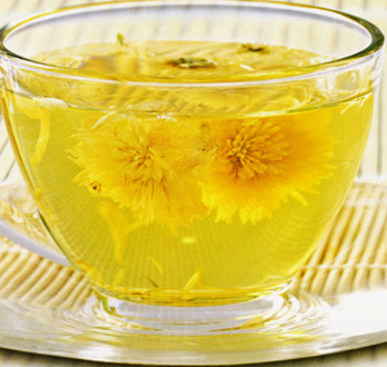 Uống nước trà hoa cúc ấm. Cách dùng là lấy một thìa lá hoa cúc phơi khô bỏ vào ấm nước và rót nước sôi vào. Ngâm khoảng 5 phút và uống dần trong ngày sẽ giúp bạn giảm đau họng khá tốt. Xem thêm: Những điều đấng mày râu cần biết khi tập thể hình Uống nước trà hoa cúc ấm. Cách dùng là lấy một thìa lá hoa cúc phơi khô bỏ vào ấm nước và rót nước sôi vào. Ngâm khoảng 5 phút và uống dần trong ngày sẽ giúp bạn giảm đau họng khá tốt. Xem thêm: Những điều đấng mày râu cần biết khi tập thể hình