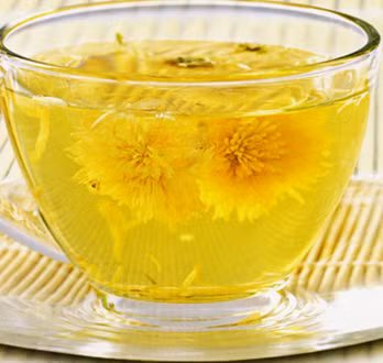 Uống nước trà hoa cúc ấm. Cách dùng là lấy một thìa lá hoa cúc phơi khô bỏ vào ấm nước và rót nước sôi vào. Ngâm khoảng 5 phút và uống dần trong ngày sẽ giúp bạn giảm đau họng khá tốt. Xem thêm: Những điều đấng mày râu cần biết khi tập thể hình