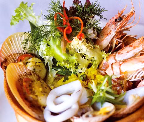 Bổ sung chất kẽm cho cơ thể, bởi vì kẽm có thể làm dịu đau họng và những triệu chứng của cảm lạnh khác. Các thực phẩm giàu kẽm là thịt bò, thịt gà tây, thịt gà, tôm hùm, trai hến... Xem thêm: Những điều đấng mày râu cần biết khi tập thể hình