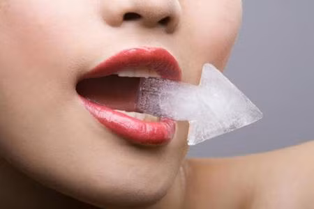 Bệnh này thường do khuẩn mycoplasma gây lên và làm cho bạn cảm thấy rất khó chịu khi nuốt nước bọt hay nói chuyện. Có rất nhiều cách điều trị, tuy nhiên, dưới đây là một số thủ thuật đơn giản chữa viêm họng ngay tại nhà mà không cần gặp bác sĩ... Xem thêm: Những điều đấng mày râu cần biết khi tập thể hình