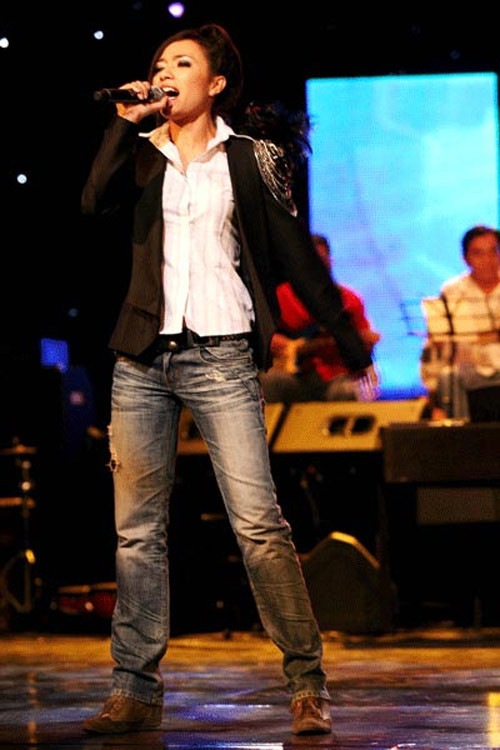 Tina Tình chẳng khác gì con trai trên sân khấu trong trang phục này . Xem thêm:Phong cách thời trang của hotgirl "nổi loạn" Tina Tình chẳng khác gì con trai trên sân khấu trong trang phục này . Xem thêm:Phong cách thời trang của hotgirl "nổi loạn"