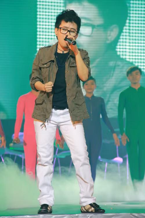 Phương Uyên luôn trung thành với phong cách tomboy dù cả trong đời thường lẫn khi lên sân khấu. Xem thêm:Phong cách thời trang của hotgirl "nổi loạn"