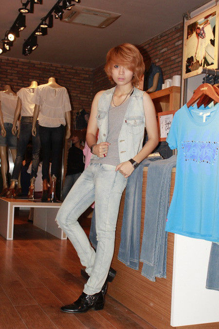 Cô nàng Gil Lê được rất nhiều bạn trẻ yêu mến với phong cách tomboy rất cá tính này. Xem thêm:Phong cách thời trang của hotgirl "nổi loạn" Cô nàng Gil Lê được rất nhiều bạn trẻ yêu mến với phong cách tomboy rất cá tính này. Xem thêm:Phong cách thời trang của hotgirl "nổi loạn"