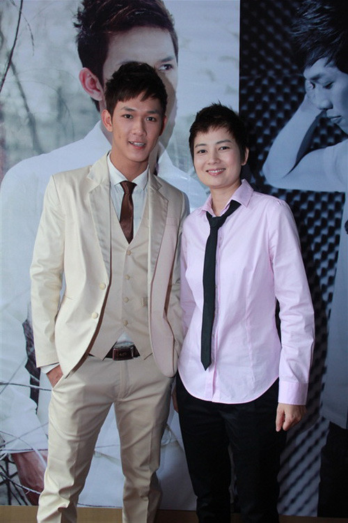 Rất hiếm khi người hâm mộ thấy Thúy Vinh nữ tính với váy điệu đà. Xem thêm:Phong cách thời trang của hotgirl "nổi loạn" Rất hiếm khi người hâm mộ thấy Thúy Vinh nữ tính với váy điệu đà. Xem thêm:Phong cách thời trang của hotgirl "nổi loạn"