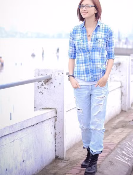 Ngô Thanh Vân trẻ trung với phong cách tomboy. Xem thêm:Phong cách thời trang của hotgirl "nổi loạn"