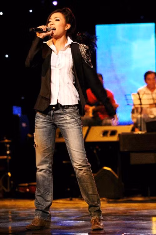 Tina Tình chẳng khác gì con trai trên sân khấu trong trang phục này . Xem thêm:Phong cách thời trang của hotgirl "nổi loạn"