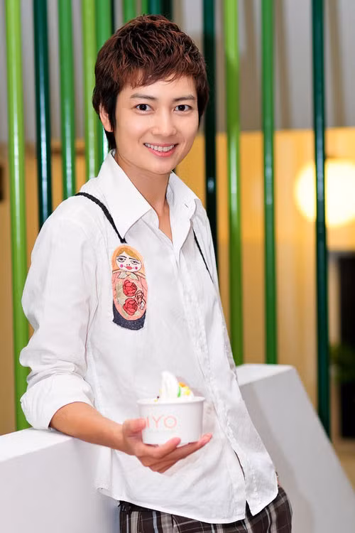 Người mẫu Thúy Vinh luôn xuất hiện với áo sơ mi/ áo phông quần bò hoặc khaki. Xem thêm:Phong cách thời trang của hotgirl "nổi loạn"