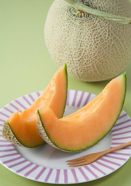 Giúp hạ huyết áp: Dưa lê cũng giàu hàm lượng kali, một loại khoáng chất đóng vai trò quan trọng trong việc kiểm soát huyết áp. Kali cũng cần thiết cho mọi tế bào trong cơ thể, nó giúp tế bào khỏe mạnh và có sức đề kháng với nhiều bệnh tật. Xem thêm:Điểm danh 12 loại rau, quả dễ nhiễm thuốc trừ sâu hàng đầu 2012 Giúp hạ huyết áp: Dưa lê cũng giàu hàm lượng kali, một loại khoáng chất đóng vai trò quan trọng trong việc kiểm soát huyết áp. Kali cũng cần thiết cho mọi tế bào trong cơ thể, nó giúp tế bào khỏe mạnh và có sức đề kháng với nhiều bệnh tật. Xem thêm:Điểm danh 12 loại rau, quả dễ nhiễm thuốc trừ sâu hàng đầu 2012