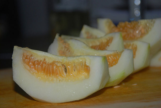 Dưa lê có một hàm lượng chất xơ khá cao, vì vậy nó giúp giảm nhẹ được chứng táo bón. Các nhà nghiên cứu tin rằng loại trái cây này có thể ngăn ngừa sự lão hóa của xương trong cơ thể người. Xem thêm:Điểm danh 12 loại rau, quả dễ nhiễm thuốc trừ sâu hàng đầu 2012 Dưa lê có một hàm lượng chất xơ khá cao, vì vậy nó giúp giảm nhẹ được chứng táo bón. Các nhà nghiên cứu tin rằng loại trái cây này có thể ngăn ngừa sự lão hóa của xương trong cơ thể người. Xem thêm:Điểm danh 12 loại rau, quả dễ nhiễm thuốc trừ sâu hàng đầu 2012