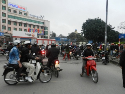 Vụ cháy cũng đã thu hút hàng trăm người dân dừng lại để xem gây ách tắc giao thông tại đoạn đường trên Vụ cháy cũng đã thu hút hàng trăm người dân dừng lại để xem gây ách tắc giao thông tại đoạn đường trên