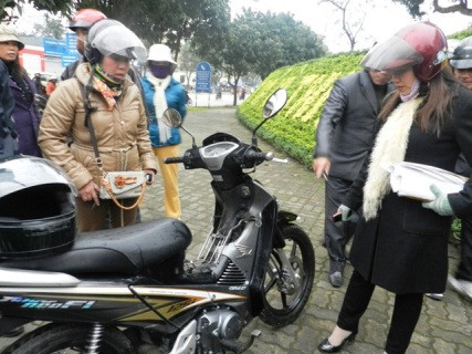 Chị Huệ (chủ nhân chiếc xe) bên chiếc xe sau vụ cháy Chị Huệ (chủ nhân chiếc xe) bên chiếc xe sau vụ cháy