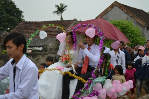 Không siêu xe, không siêu chi phí nhưng đám cưới đón dâu bằng xe trâu lại được dư luận đặc biệt quan tâm và ủng hộ. Không siêu xe, không siêu chi phí nhưng đám cưới đón dâu bằng xe trâu lại được dư luận đặc biệt quan tâm và ủng hộ.