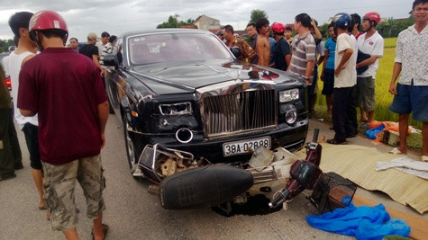 Hiện trường vụ tai nạn cho thấy sau khi xảy ra tai nạn chiếc xe máy gắn chặt vào đầu chiếc siêu xe