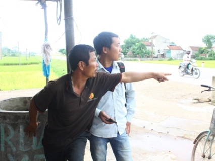 Ông Lê Văn Cảnh, chủ tiệm sửa xe ngày nơi vụ tai nạn xảy ra cũng cho biết hai nạn nhân bị chiếc siêu xe kéo đi một đoạn dài trước khi dừng lại được