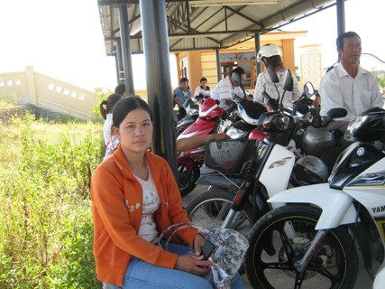 Ngày đặc xá nhiều người nhà nạn nhân đã có mặt từ sớm tại Trại tạm giam Công an tỉnh Quảng Bình để đón người thân của mình trở về