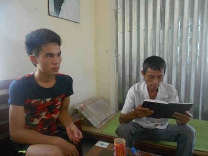 Từ khi xảy ra việc vợ anh bị lộ thông tin nghi nhiễm HIV công việc của anh Trọng bị ảnh hưởng nghiêm trọng (anh Trọng chồng của sản phụ Oanh ngồi bên phía tay trái) Từ khi xảy ra việc vợ anh bị lộ thông tin nghi nhiễm HIV công việc của anh Trọng bị ảnh hưởng nghiêm trọng (anh Trọng chồng của sản phụ Oanh ngồi bên phía tay trái)
